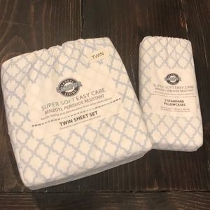 Twin sheet and standard pillow cases